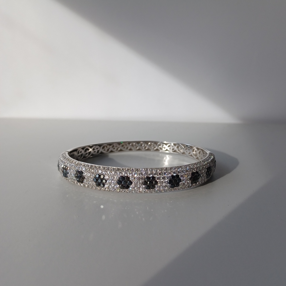 Solid 925 sterling silver with special safety buckle bangle